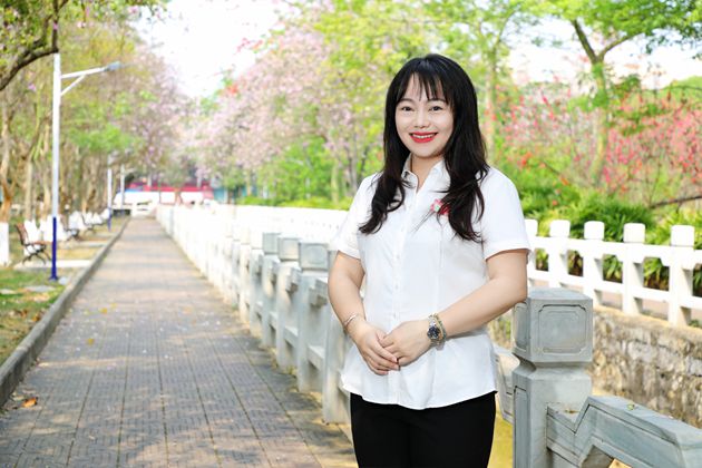 黄璐（英）.jpg