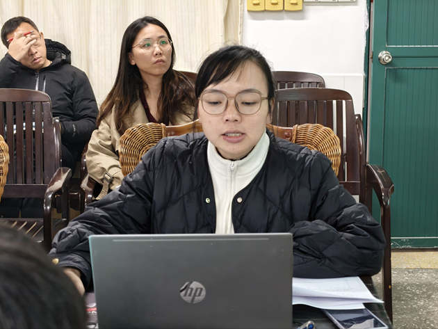 1767168326373423.jpg 年级副组长黄艳娥老师做数据分析.jpg