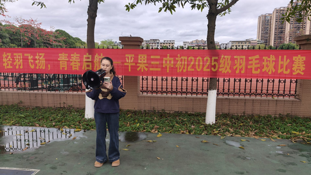 1774513596322988.jpg 年级副组长廖倩倩老师主持开幕式.JPG