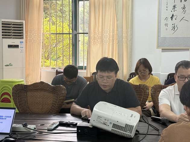 年级组长李育冰老师.JPG