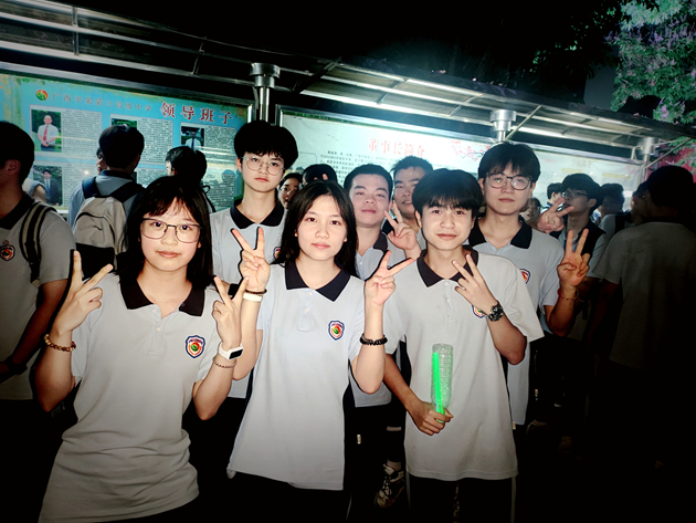 高考助威部分学生合照.jpg