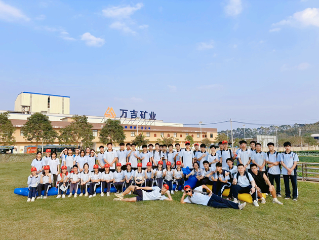 2022级5班研学合照.jpg