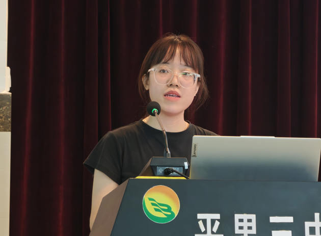 农恬老师主持大会图片.jpg